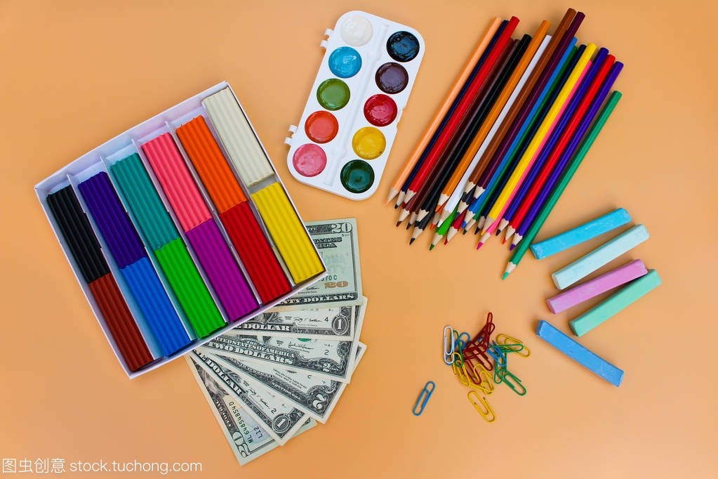 學(xué)校用品和美元。概念是買(mǎi)文具的對(duì)象。頂視圖