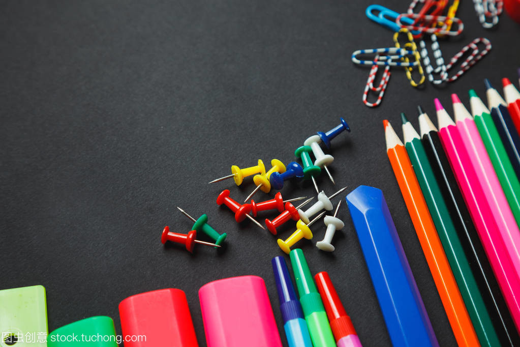 在黑暗背景下的學(xué)校和辦公用品。頂視圖與副本空間