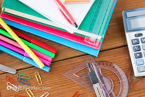 教育學(xué)用品文具物品木桌上用夾子筆記本尺子蓋住毛氈筆