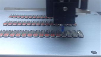 提升生產(chǎn)效率的五金飾品點(diǎn)膠機(jī) 從商標(biāo)點(diǎn)膠到標(biāo)牌上色的全方位解決方案