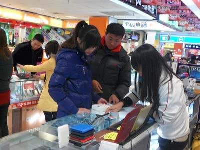 寒假數(shù)碼消費(fèi)熱潮 合肥“學(xué)生一族”追捧時(shí)尚電子產(chǎn)品，傳統(tǒng)文具市場(chǎng)煥新機(jī)